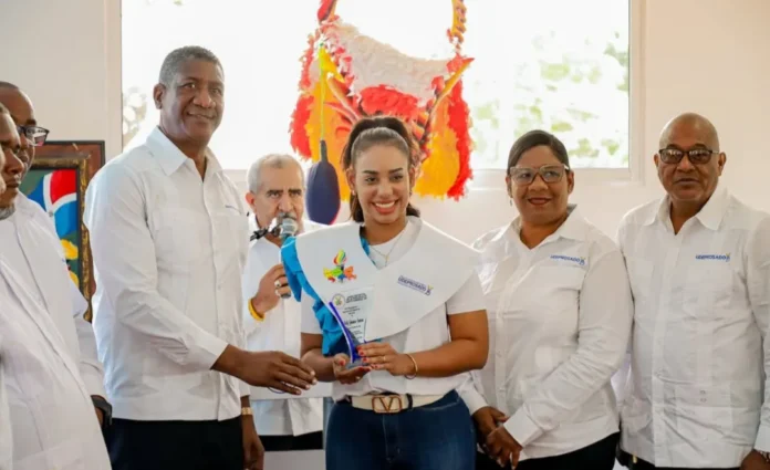 Alcaldesa de SDN Betty Gerónimo es reconocida por su respaldo al deporte en premiación provincial