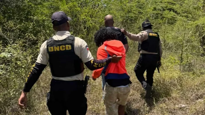 Arrestan a hombres con más de 150 dosis de crack y otras drogas en Boca Chica
