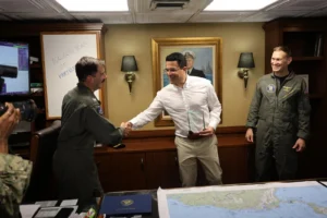 Ministro David Collado y la embajadora Leah Campos realizan visita al portaaviones USS Nimitz Santo Domingo. – El ministro de Turismo, David Collado, realizó este domingo una visita de cortesía al portaaviones USS Nimitz (CVN-68), por invitación de la embajadora de los Estados Unidos en la República Dominicana, Leah Campos. La visita inició en la Base Aérea de San Isidro y contó con la participación del ministro de Defensa, teniente general Carlos Antonio Fernández Onofre; del vicealmirante Juan Bienvenido Crisóstomo Martínez, comandante general de la Armada de República Dominicana; del vicealmirante Agustín Alberto Morillo Rodríguez, viceministro de Defensa para Asuntos Navales y Costeros; y del mayor general Jorge Iván Camino Pérez, comandante general del Ejército de República Dominicana. A su llegada al USS Nimitz, la delegación fue recibida por el Capitán de Navío Joseph J. Furco, comandante de esta emblemática embarcación de la Armada de los Estados Unidos, quien encabezó un recorrido por distintas áreas operativas del portaaviones. Durante la visita, las autoridades conocieron de cerca las capacidades, operaciones y funcionamiento de una de las unidades navales más importantes de la flota estadounidense. La actividad se desarrolló en un ambiente de cordialidad y cooperación, fortaleciendo los vínculos de amistad y colaboración entre la República Dominicana y los Estados Unidos.