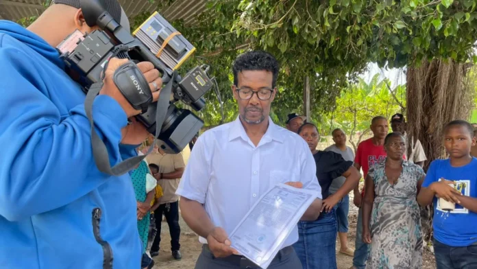 Residentes de Brisas del Este denuncian desalojos abusivos