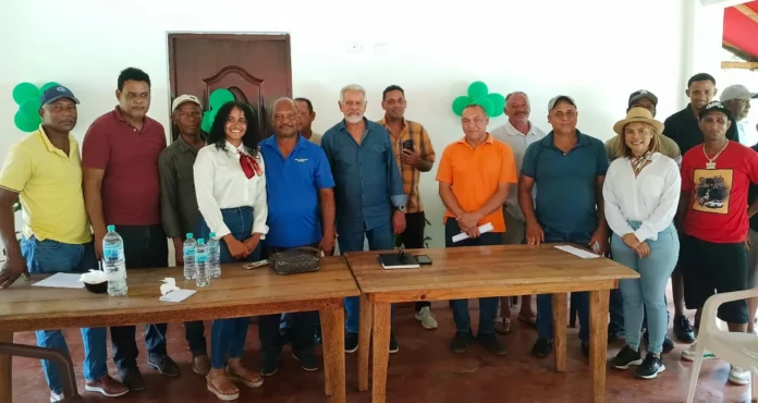 Fuerza del Pueblo se reúne con líderes campesinos y productores agrícolas de la comunidad de Las Galeras
