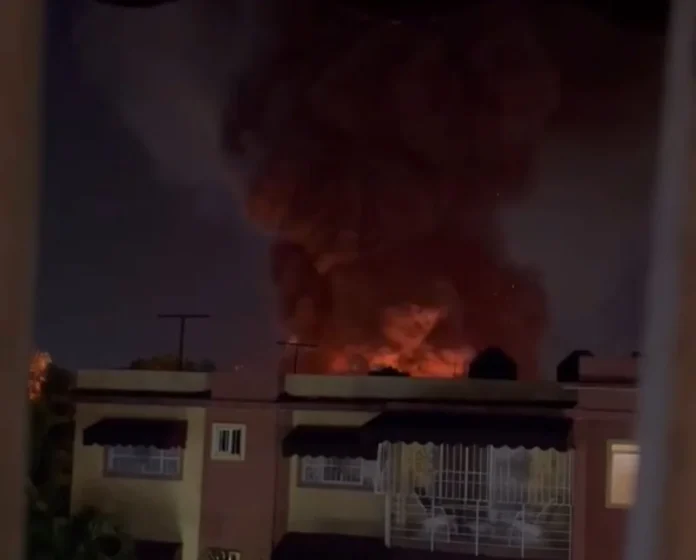 Incendio de gran proporción causa alarma entre residentes de Cancino Adentro