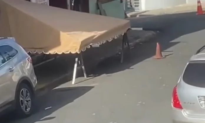 Llamado de auxilio al alcalde Dío Astacio: moradores del Ensanche Isabelita denuncian ocupación de aceras y contaminación ambiental por parte de una herrería