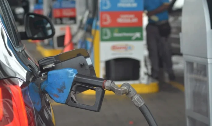 Gobierno dispone aumento de 6 y 3 pesos a las gasolinas y gasoil este viernes