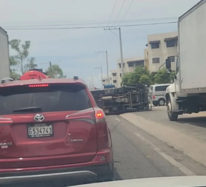Reportan vehículo volteado en la avenida Hípica en SDE