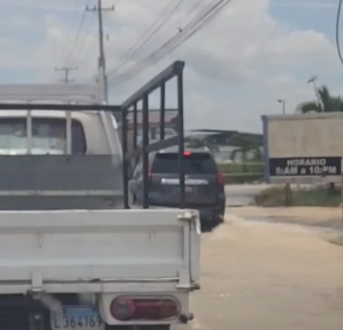 Denuncian fuga de agua por rotura de tubería en la avenida Hípica en SDE
