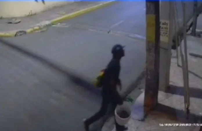 Residentes de Cansino Primero alertan sobre individuo sospechoso merodeando una vivienda en horas de la noche