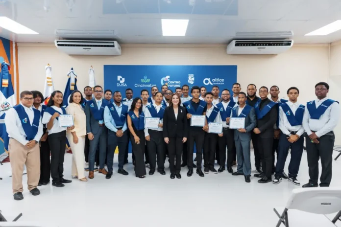 Carolina Mejía encabeza la quinta entrega de certificados a jóvenes de Cristo Rey y Villas Agrícolas en Centro Futuro