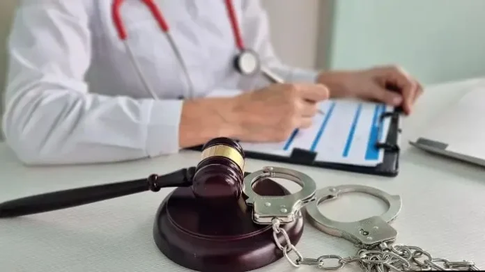 Condenarán a 5 y 10 años de prisión a medicos por malas prácticas y de 10 a 20 si la víctima es un niño