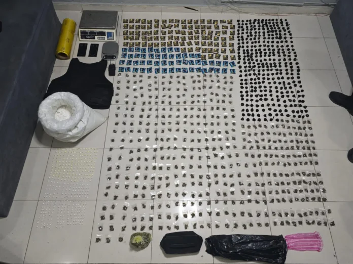 PN ocupan más de 10 mil gramos de cocaína y cientos de porciones de drogas durante intervención en punto de venta en SDE
