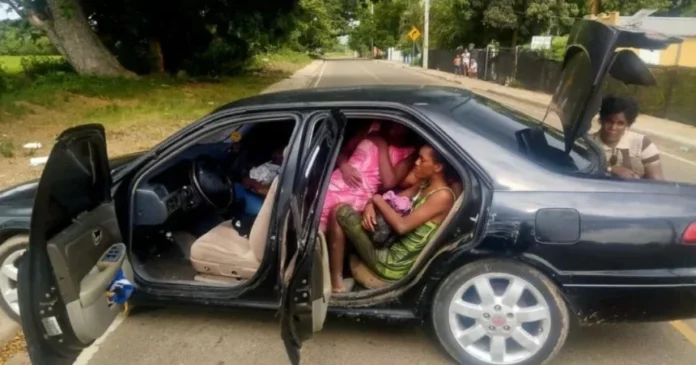 Ejército intercepta vehículo utilizado para el transporte ilegal de 14 extranjeros en Guayubín