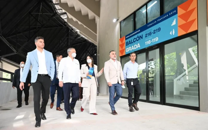Dr. Leonardo Aguilera supervisa avances de remodelación de la Arena Banreservas Virgilio Travieso Soto
