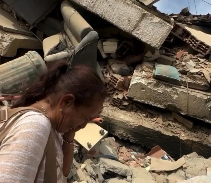 Entre gritos y dolor mujer busca a su hermana debajo de los escombros: 
