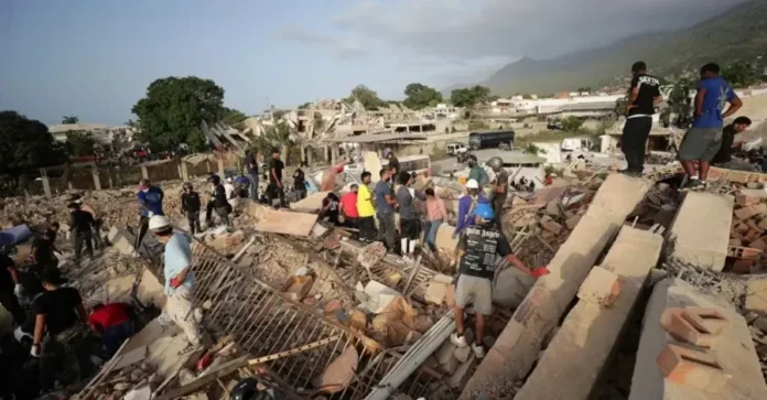 La Guaira colapsa entre la gente que llegó a apoyar y el desespero por ayuda de los afectados por los terremotos