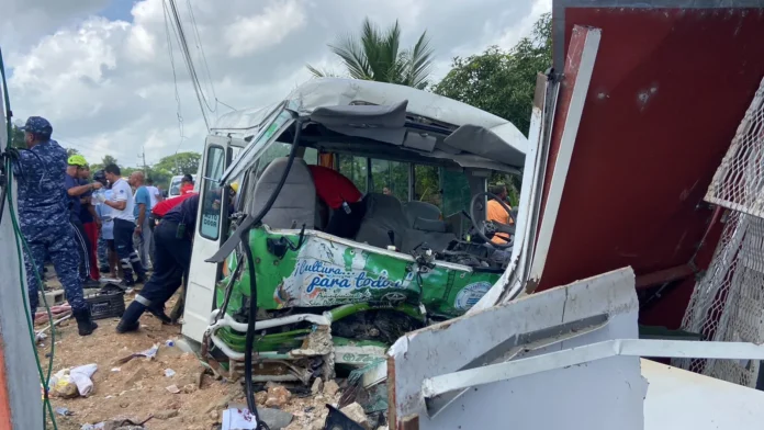 Unas ocho personas resultan heridas tras accidente en el Km 10 de la carretera Hato Mayor- San Pedro