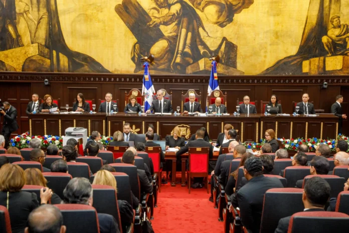 Surgen críticas de la oposición tras visto bueno a proyecto anticrisis en comisión senatorial