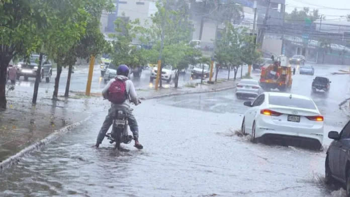 Lluvias aumentarán esta tarde por incidencia de onda tropical y vaguada sobre República Dominicana