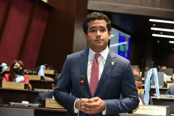 Omar Fernández insta a la Fuerza del Pueblo a reflexionar tras recientes renuncias de dirigentes