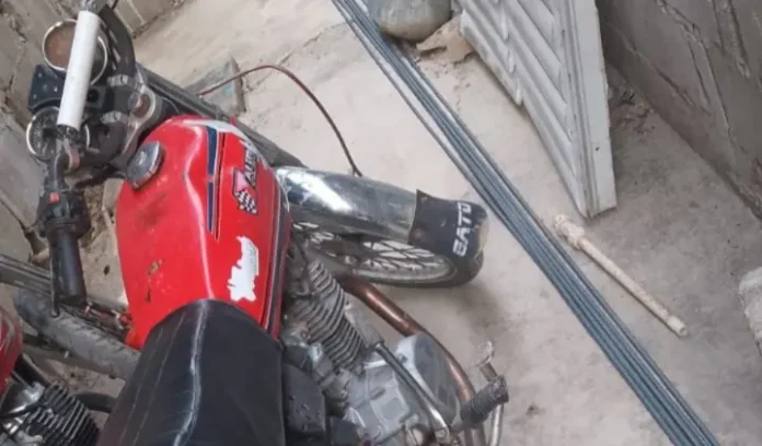 Policía recupera motocicleta y celular robados; arresta presunto asaltante y ocupa arma de fuego en Santiago
