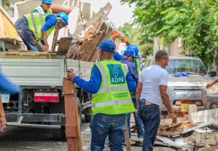 Carolina ordena retirar infraestructuras y recuperar aceras ocupadas irregularmente en Arroyo Hondo