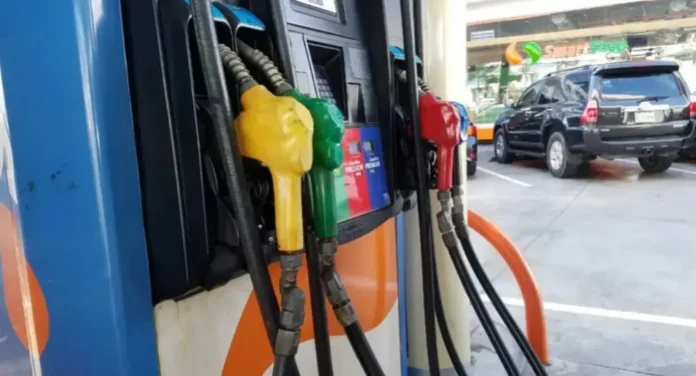 Gobierno baja RD$5.00 y RD$3.00 a las gasolinas y el gasoil Las mayores bajas se producen en el gasoil y la gasolina regular, debido a que son los combustibles más utilizados por el sector trasporte de pasajeros y de carga, protegiendo así a la población de menor capacidad económica. También bajan el fuel oíl #6, unos RD$4.50 y el fuel oíl #1, RD$2.93. En tanto, se mantiene sin variación el costo del Gas Licuado de Petróleo (GLP), principal combustible utilizado por los hogares dominicanos, el cual lleva ya un año congelado pese a la inestabilidad de los precios por el conflicto de Medio Oriente iniciado en febrero 2026. Playase islas Desde el inicio del conflicto, el margen del refinador o (Crack Spread) pasó de US$37.29 por barril de gasoil a finales de febrero a US$62.64 por barril a finales de junio. En tanto en la gasolina pasó de US$24.67 a US$52.19 por barril. Es decir, el margen del refinador por barril de gasolina ha subido US$25.35 en los últimos cuatro meses, y US$27.52 dólares en el gasoil y se ha mantenido en esos niveles
