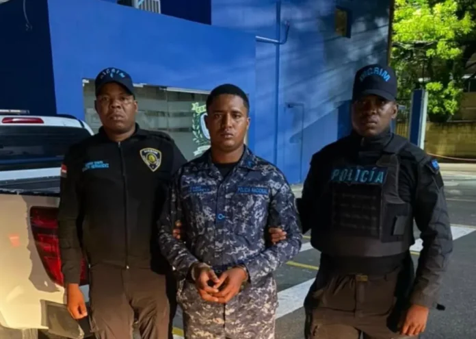 Policía Nacional entrega a la justicia al agente involucrado en la muerte de joven en sector de Herrera