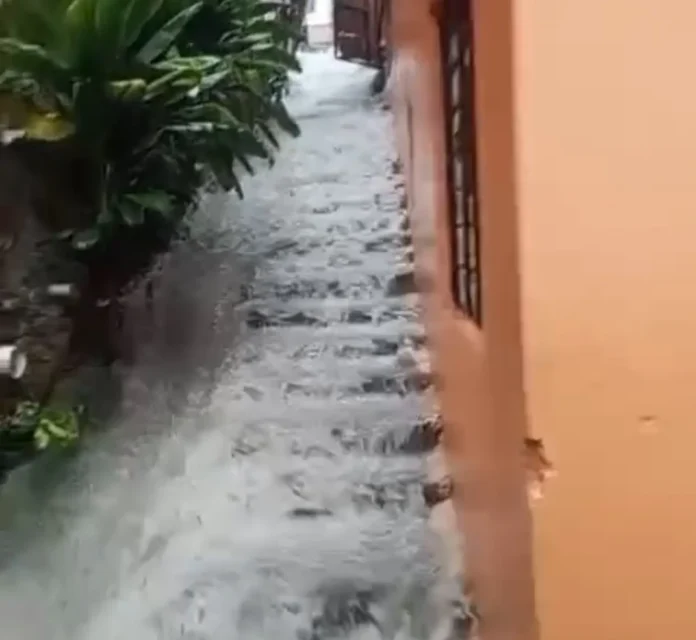 Denuncian deterioro de alcantarillado en calle Mauricio Báez y piden intervención de autoridades en SDN