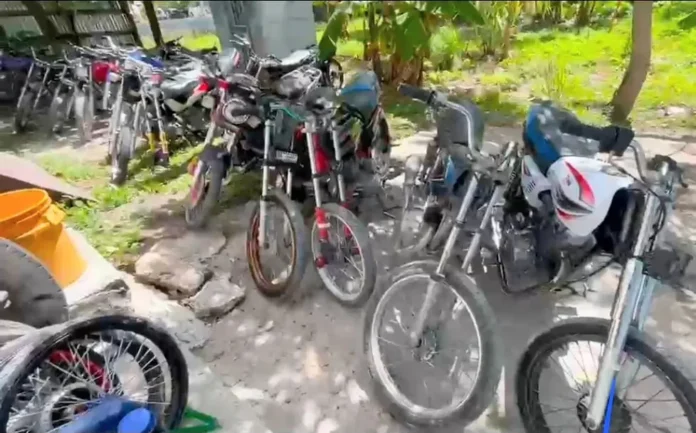 PN retiene motocicletas utilizadas para carreras clandestinas y contaminación sónica durante operativo en Cabral, Barahona
