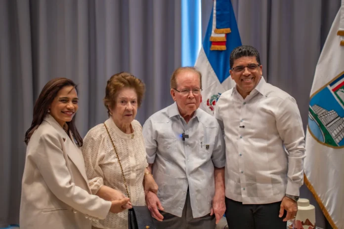 Inédito: Pepín Corripio visita por primera vez el Ayuntamiento de Santo Domingo Este y recibe las Llaves de la Ciudad