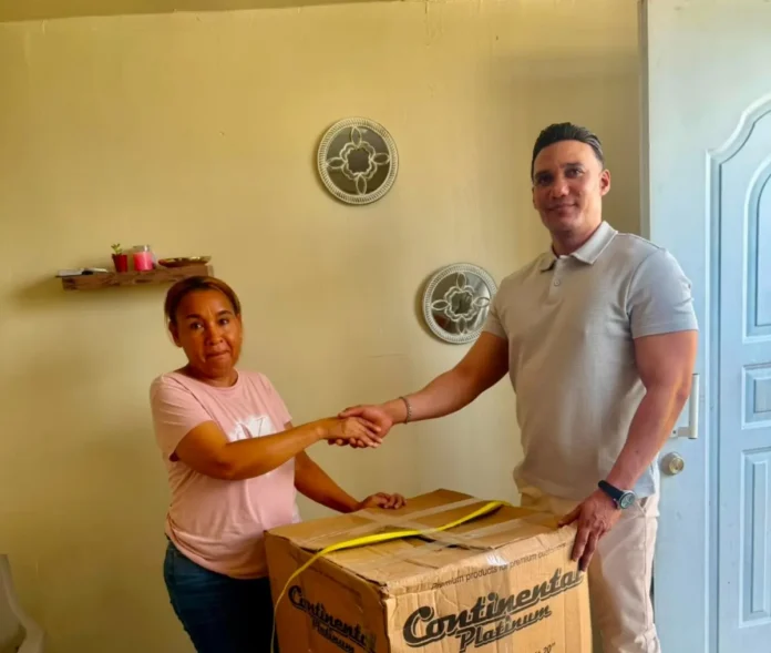 Dirigente comunitario y político Eduin Albuquerque entrega neveras y estufas con horno a amas de casa de escasos recursos en SDE