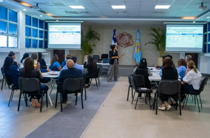 Colaboradores de Migración se capacitan en estrategias y planificación en la administración pública