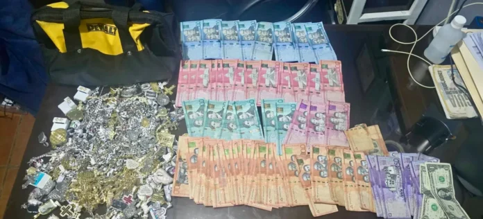 Policía frustra fuga de cuatro asaltantes de joyería en Santiago; recuperan dinero y prendas robadas