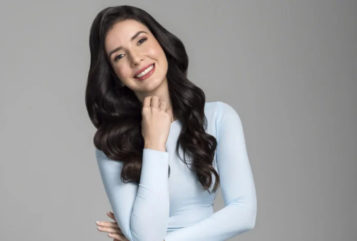 Karina Alarcón lleva “De Cerca” al formato podcast con una propuesta más íntima y cercana