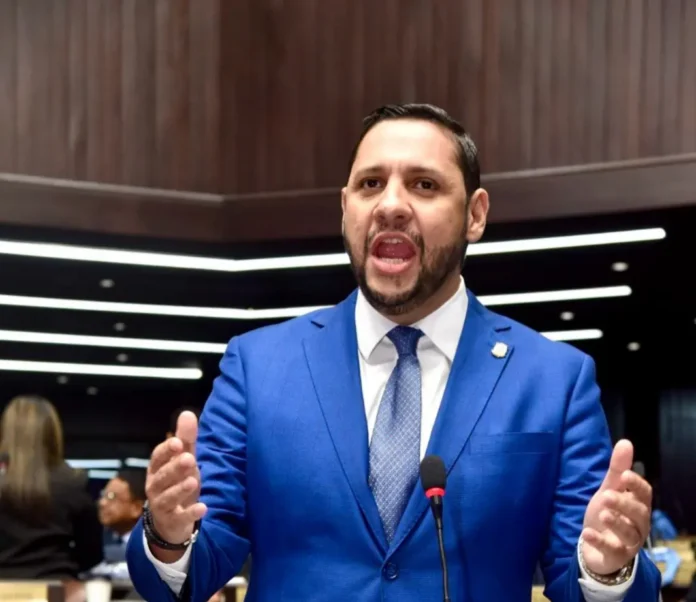José Caraballo es elegido vicevocero del bloque de diputados del PRM