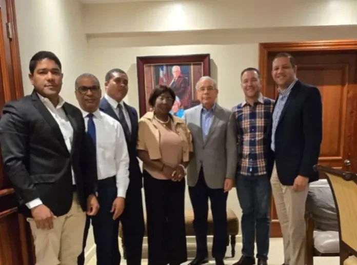 Danilo Medina juramenta a la exdiputada María Gallard, quien regresa al PLD