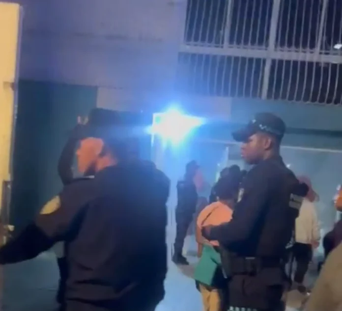 Fallece joven tras presunta cirugía estética en clínica clandestina en la San Vicente; familiares denuncian fuga del médico