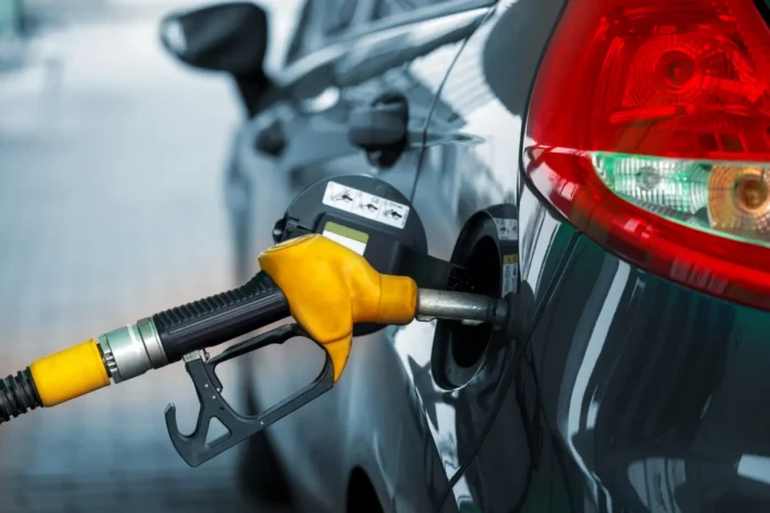 Gobierno baja $3.00 a la gasolina, y otros combustibles