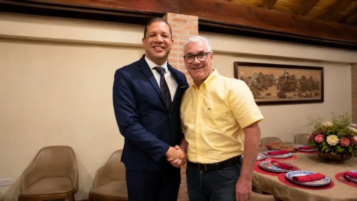 Gonzalo Castillo designa a Elías Cornelio como coordinador nacional de organización de su proyecto presidencial