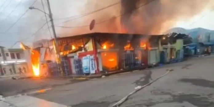 Incendio afecta plaza comercial en Imbert y moviliza a bomberos de varios municipios