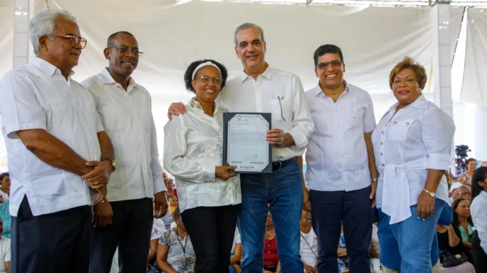 Abinader entrega 1,000 títulos de propiedad que garantizan seguridad jurídica a más de 4,000 personas en Los Frailes