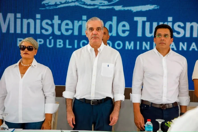 Abinader y David Collado entregan remozada playa El Faro en San Pedro de Macorís