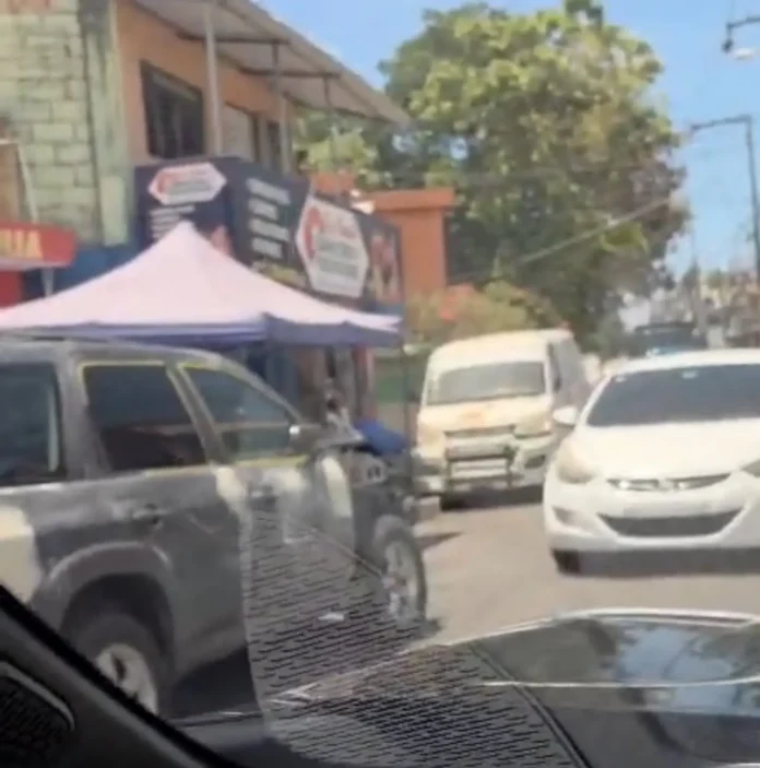 Denuncian obstrucción de calles por establecimientos comerciales en la avenida Ozama