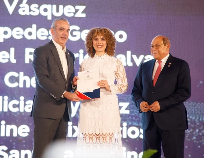 Presidente Abinader entrega 1,500 becas internacionales para cursar programas de especialización, maestrías y doctorados en universidades del extranjero
