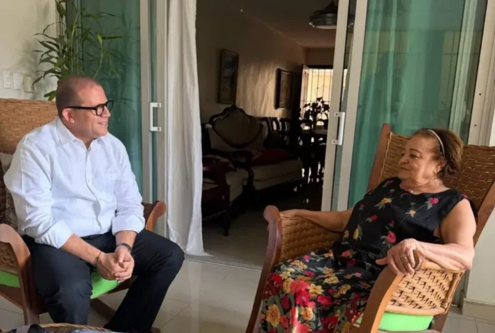 Diputado Rafael Castillo resalta legado comunitario de Simón Orozco tras encuentro con su viuda