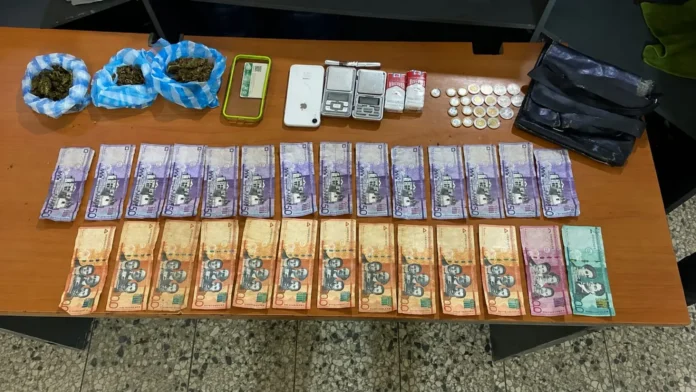 Policía ocupa cuatro armas de fuego y drogas durante operativos preventivos en Los Guaricanos, SDN
