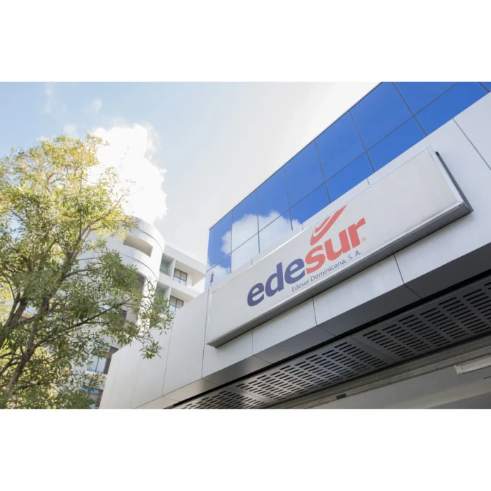 Señora enfrenta a empleados de Edesur por presuntos abusos con el sistema eléctrico