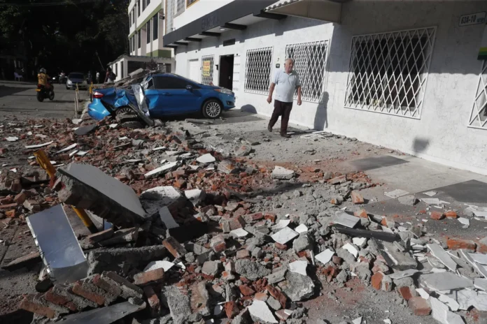 Reportan al menos 18 muertos y muchos daños tras terremoto en Colombia